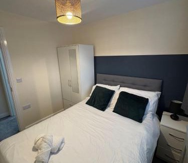 Peterborough House | Spacious 3-Bed House - Sleeps 8 Garden & Parking