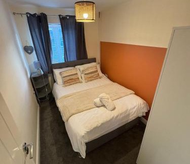 Peterborough House | Spacious 3-Bed House - Sleeps 8 Garden & Parking