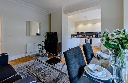 Ravenscourt Park Apartment | Spacious 3 Bedroom Apartment in Hammersmith