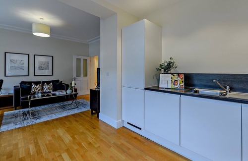 Ravenscourt Park Apartment | Spacious 3 Bedroom Apartment in Hammersmith