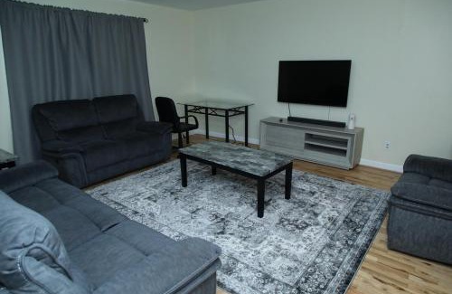 Lower Vailsburg Apartment | Spacious 3 Bedroom, 15 Min to EWR Airport and Parks