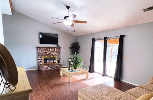 Tulare House | Spacious 3 bedroom 2 bath Tulare House