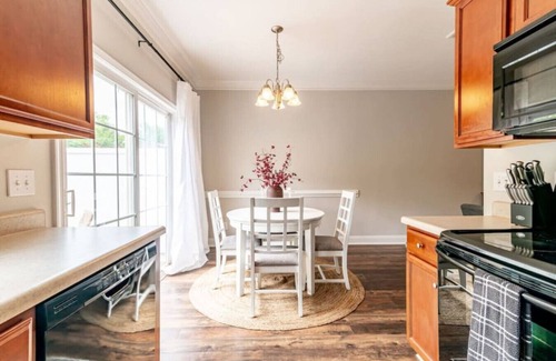 Lynchburg House | Spacious 3 Bedroom 2.5 Bath Townhouse - Free Wi-Fi