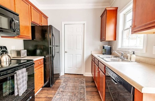 Lynchburg House | Spacious 3 Bedroom 2.5 Bath Townhouse - Free Wi-Fi