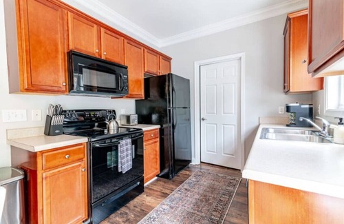 Lynchburg House | Spacious 3 Bedroom 2.5 Bath Townhouse - Free Wi-Fi