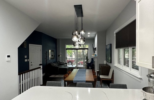 Old Town Condo | Spacious 3-bedroom 3-bath duplex in Old Town, Chicago