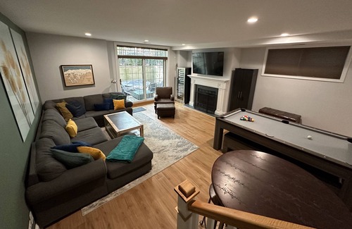 Old Town Condo | Spacious 3-bedroom 3-bath duplex in Old Town, Chicago