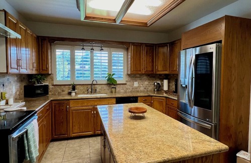 Reedley House | Spacious 3 bedroom, 3 bathroom house in Reedley with AC, WiFi and a gated pool!