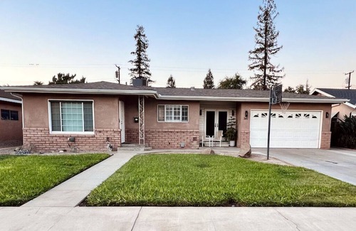 Reedley House | Spacious 3 bedroom, 3 bathroom house in Reedley with AC, WiFi and a gated pool!