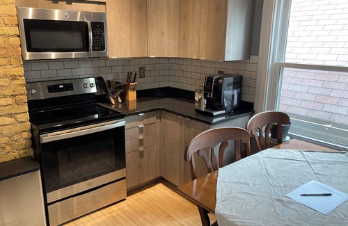 Bay View Apartment | Spacious 3-bedroom apartment with AC, WiFi in awesome Milwaukee
