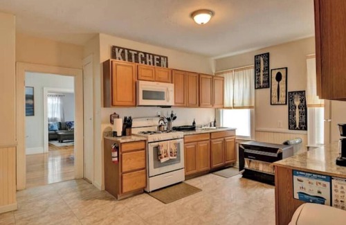 Union HIll Apartment | Spacious 3-bedroom apartment/close to Downtown Worcester/universities/AC