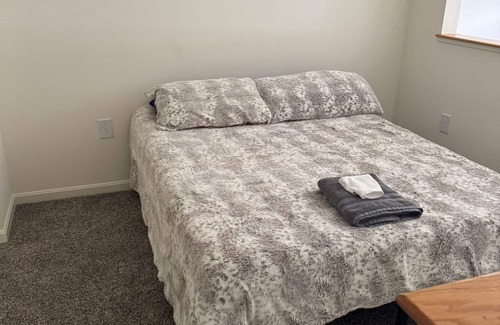 Randolph Apartment | Spacious 3-bedroom apartment with WiFi, AC in lovely Randolph