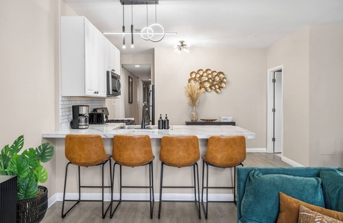 Near West Side Apartment | Spacious 3-bedroom apartment near downtown, FREE PARKING