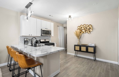 Near West Side Apartment | Spacious 3-bedroom apartment near downtown, FREE PARKING