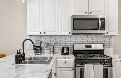 Near West Side Apartment | Spacious 3-bedroom apartment near downtown, FREE PARKING