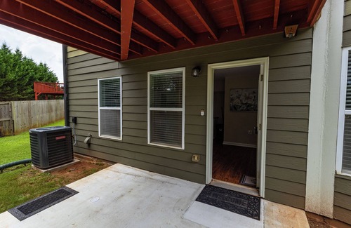 Dallas Apartment | Spacious 3-bedroom apartment with AC and WiFi in Dallas