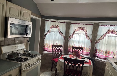 Queens Apartment | Spacious 3-bedroom apartment with AC, WiFi in charming Queens