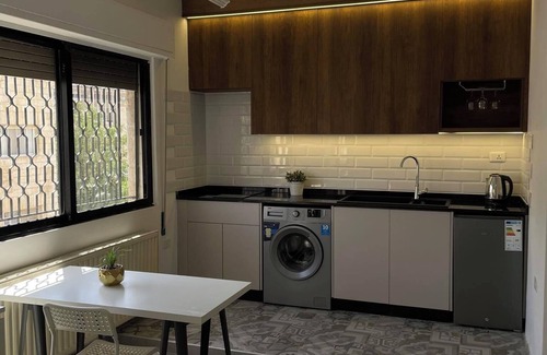 Jabal Al-Hussein Apartment | Spacious 3-bedroom apartment + Studio with AC, WiFi in fabulous Amman