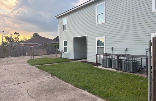 Kenner - Louis Armstrong International Airport Apartment | Spacious 3-bedroom corporate apartment with WiFi, AC in lovely Kenner