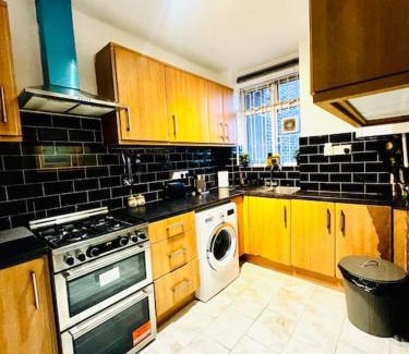 Larkhall Apartment | Spacious 3 Bedroom Flat