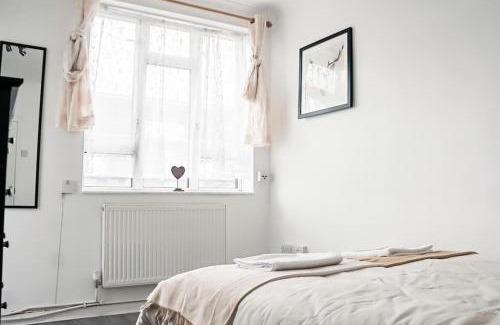 Larkhall Apartment | Spacious 3 Bedroom Flat