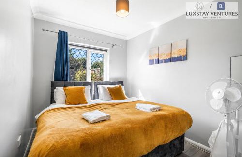 Woodingdean House | Spacious 3 Bedroom Brighton Home - Near South Downs - Stunning Sea Views - Garden - Pool Table - Free Parking for Cars