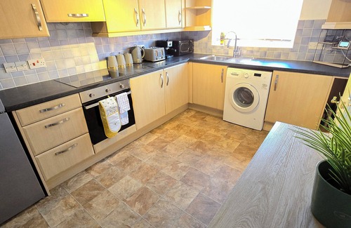 Harold Wood House | Spacious 3 Bedroom in Romford, Contractors Haven