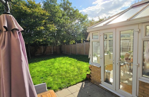 Harold Wood House | Spacious 3 Bedroom in Romford, Contractors Haven