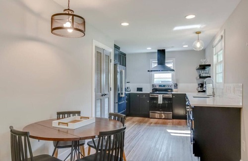 Franklin House | Spacious 3 Bedroom - Historic Franklin Quadplex