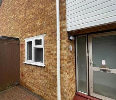 Bletchley Apartment | Spacious 3 Bedroom Home in Bletchley