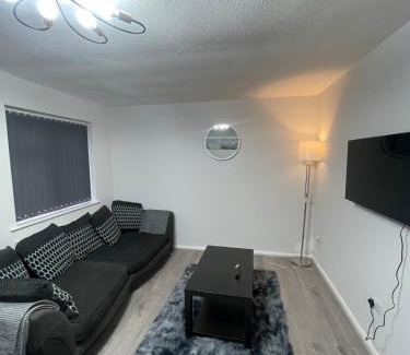 Bletchley Apartment | Spacious 3 Bedroom Home in Bletchley