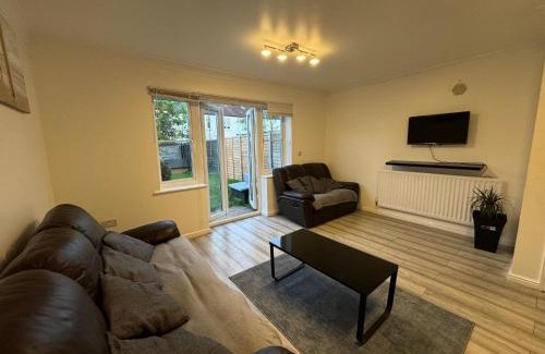 Custom House House | Spacious 3 bedroom Home, with private driveway 5 minutes from Excel Centre & Custom House