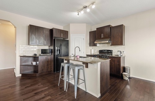 Panorama Hills House | Spacious 3-bedroom house +AC/WiFi/Garageand in NW Calgary