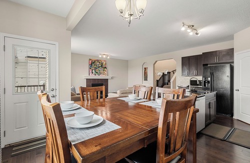 Panorama Hills House | Spacious 3-bedroom house +AC/WiFi/Garageand in NW Calgary