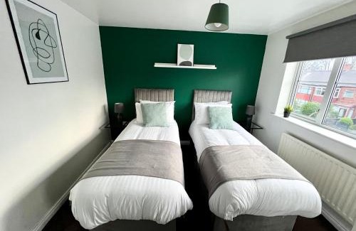 Cheetham Hill House | Spacious 3-Bedroom house with 5 beds and sofa-bed