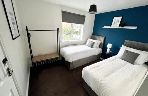 Cheetham Hill House | Spacious 3-Bedroom house with 5 beds and sofa-bed
