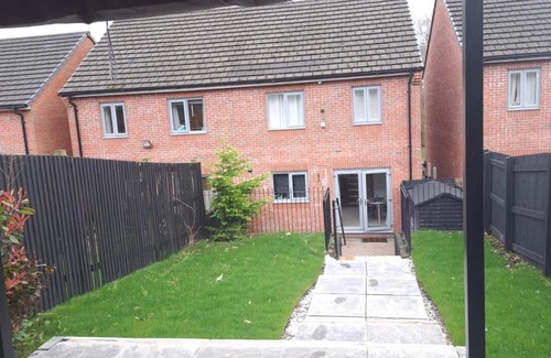 Manchester House | Spacious 3-bedroom house -WIFI & private parking for 2 cars in charming Salford