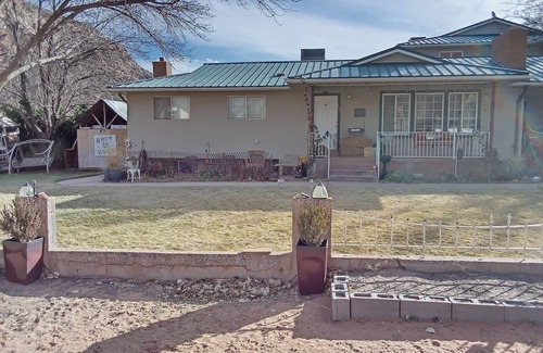 Hildale House | Spacious 3-bedroom house in terrific Hildale with central heating, AC and WiFi.