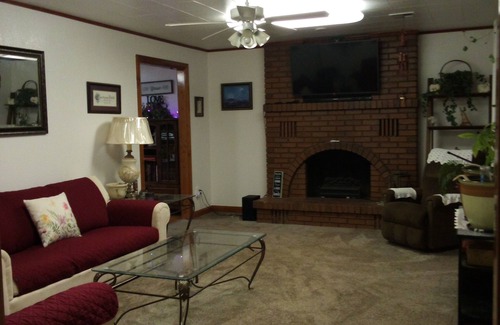 Hildale House | Spacious 3-bedroom house in terrific Hildale with central heating, AC and WiFi.