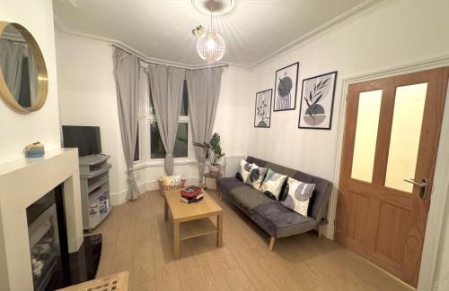 Stratford House | Spacious 3 bedroom house near Central London, O2, ExCel, Abba Voyage, Stratford, Tube Station & Parking Available