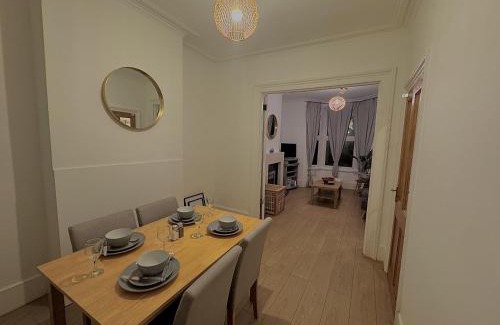 Stratford House | Spacious 3 bedroom house near Central London, O2, ExCel, Abba Voyage, Stratford, Tube Station & Parking Available