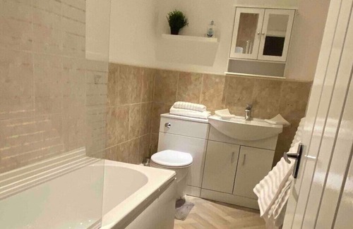 Airdrie Apartment | Spacious 3 Bedroom Maisonette