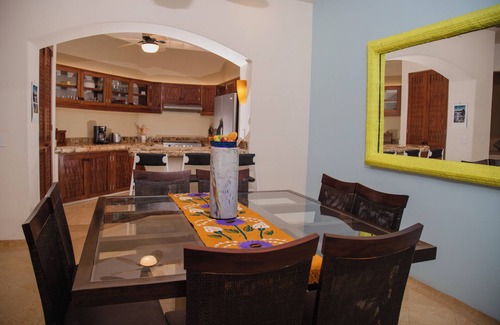 Playa Las Gatas Apartment | Spacious 3-bedroom apartment in beautiful Zihuatanejo with WiFi, AC