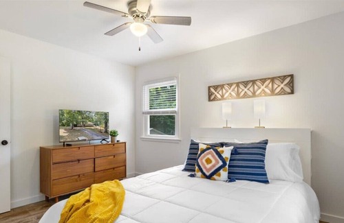 Lakeland House | Spacious 3-Bedroom Near the Bagnell Dam Strip