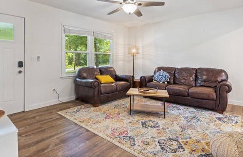 Lakeland House | Spacious 3-Bedroom Near the Bagnell Dam Strip