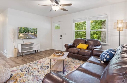 Lakeland House | Spacious 3-Bedroom Near the Bagnell Dam Strip