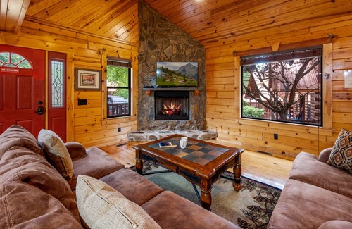 White Oak Lodge Cabin | Spacious 3 bedroom, private hot tub, walk to community pool and firepit.