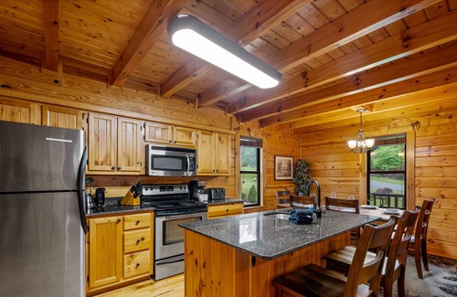 White Oak Lodge Cabin | Spacious 3 bedroom, private hot tub, walk to community pool and firepit.