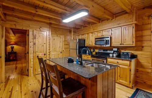 White Oak Lodge Cabin | Spacious 3 bedroom, private hot tub, walk to community pool and firepit.
