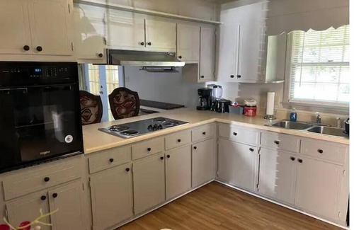 Valdosta House | "Spacious 3-Bedroom Retreat with 4 Queen Beds and 2 Baths – Your Ideal Getaway!"